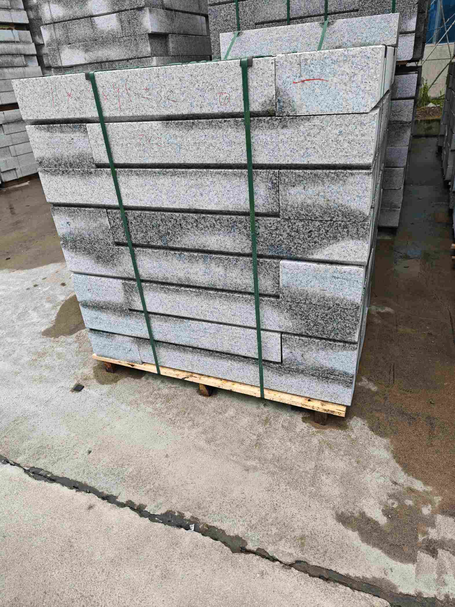 贵阳芙蓉白路牙石，马路牙子